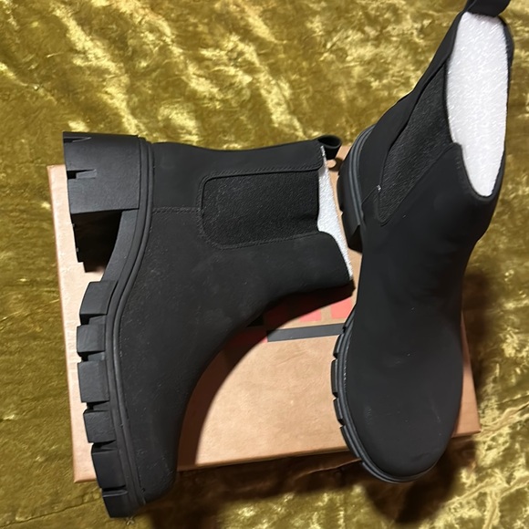 Black Chunky Chelsea Ankle Boots - Picture 2 of 6